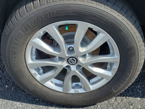 Used 2017 Nissan Rogue SV image 11