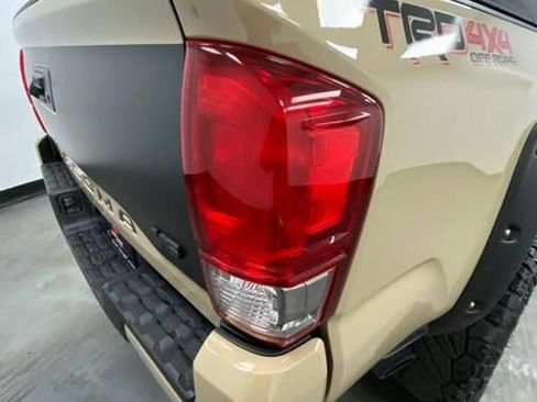 Used 2017 Toyota Tacoma TRD Off-Road w/ Tow Package AWD/4WD image 14