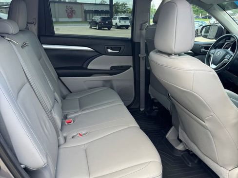 Used 2015 Toyota Highlander XLE FWD image 17