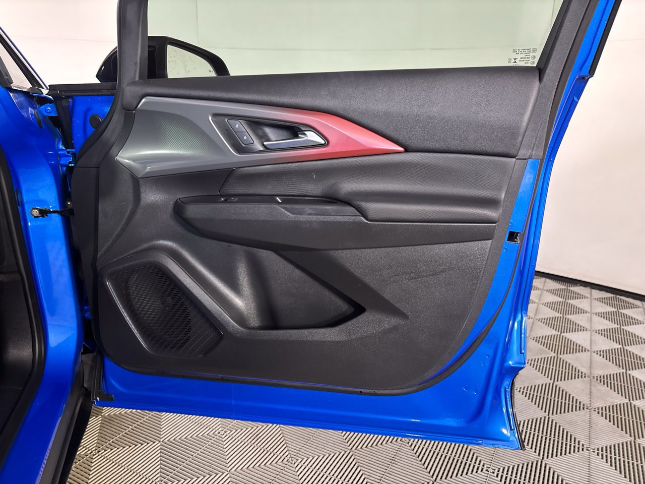Used 2025 Chevrolet Equinox EV RS FWD image 25