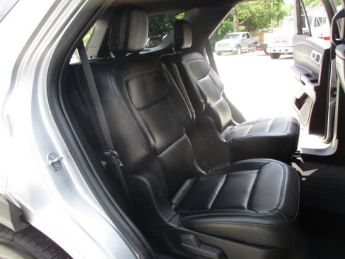 Used 2020 Ford Explorer XLT w/ Equipment Group 202A AWD/4WD image 28