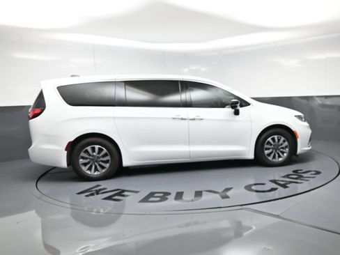 Used 2024 Chrysler Pacifica Limited FWD image 10
