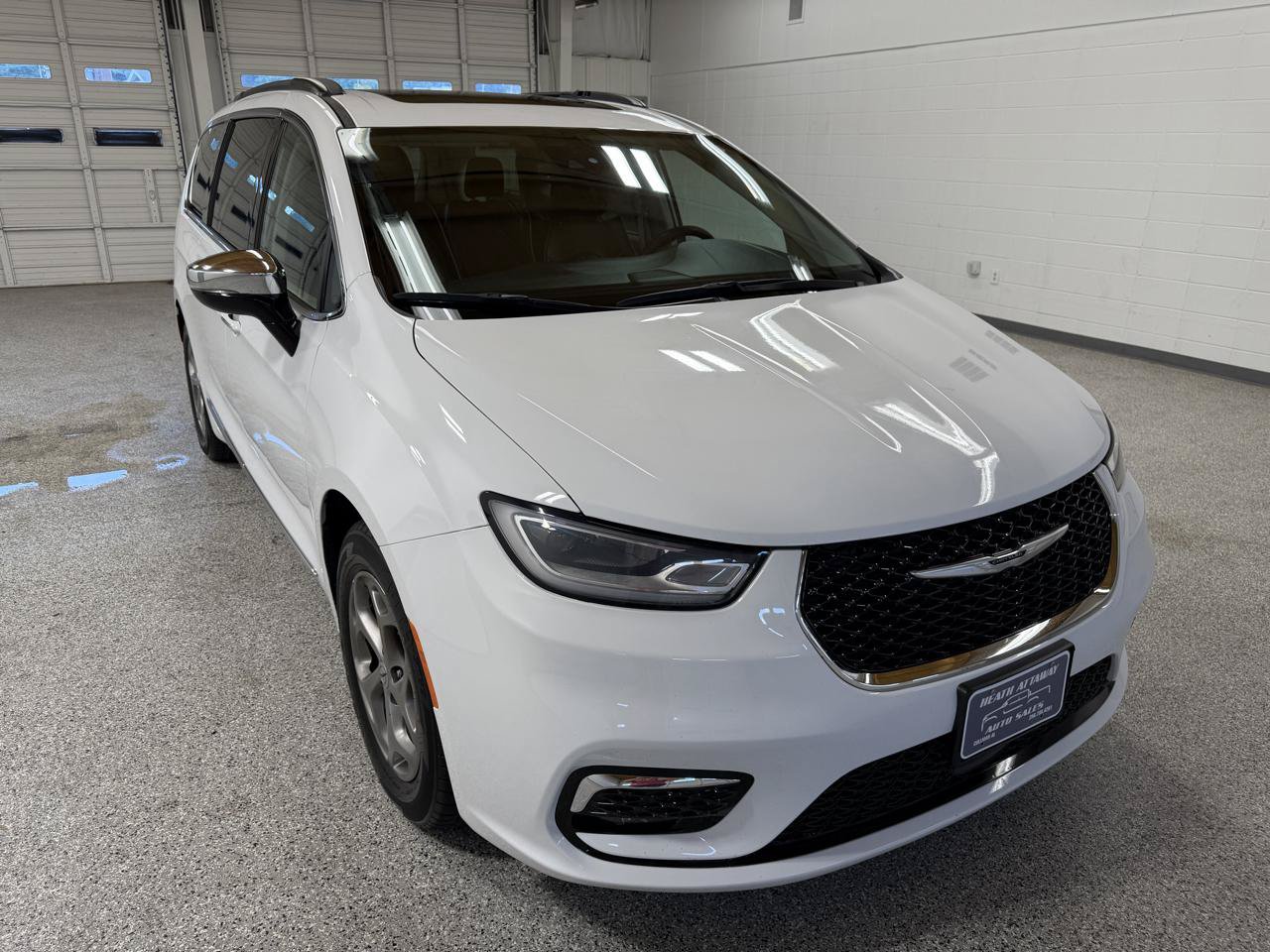 Used 2023 Chrysler Pacifica Limited FWD image 3