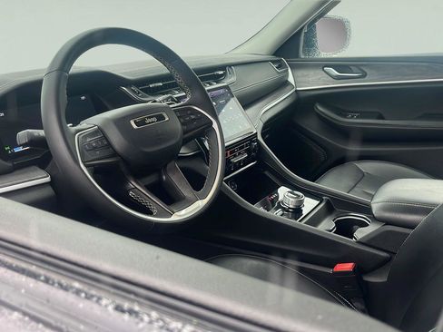 Used 2024 Jeep Grand Cherokee Limited w/ Black Appearance Package image 13