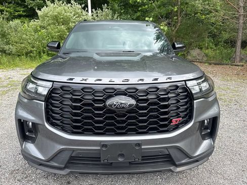 Used 2025 Ford Explorer ST AWD/4WD image 2