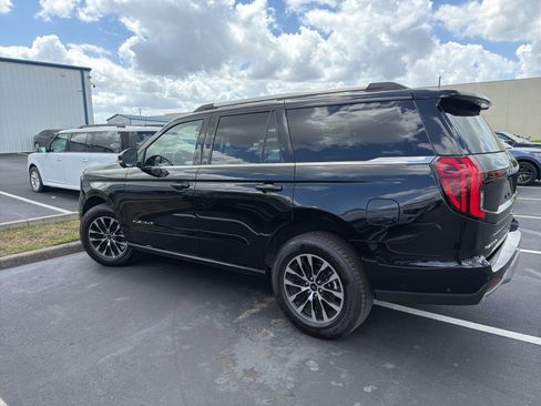 Used 2025 Ford Expedition Platinum image 9