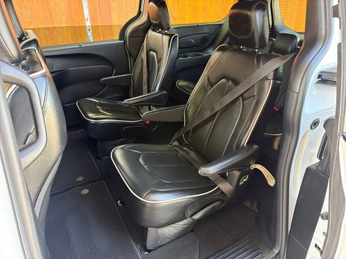Used 2025 Chrysler Pacifica Limited FWD image 32