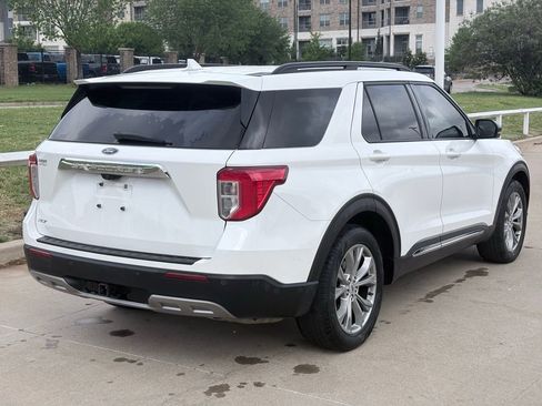 Used 2022 Ford Explorer XLT w/ Equipment Group 202A image 4