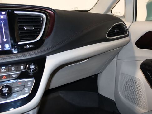 Used 2019 Chrysler Pacifica Limited w/ Tire & Wheel Group FWD image 53