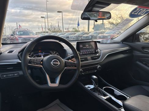 Certified 2025 Nissan Altima 2.5 SR image 11