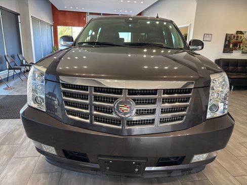 Used 2011 Cadillac Escalade Luxury image 4