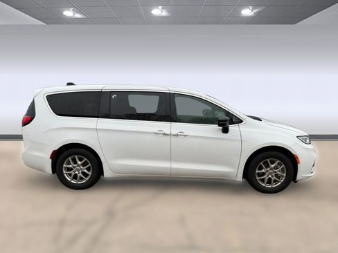Used 2025 Chrysler Pacifica Select image 6