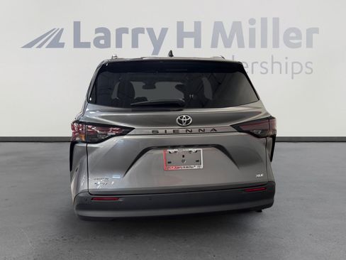Used 2026 Toyota Sienna XLE FWD image 4