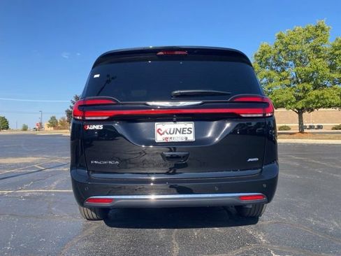 New 2026 Chrysler Pacifica Select image 9