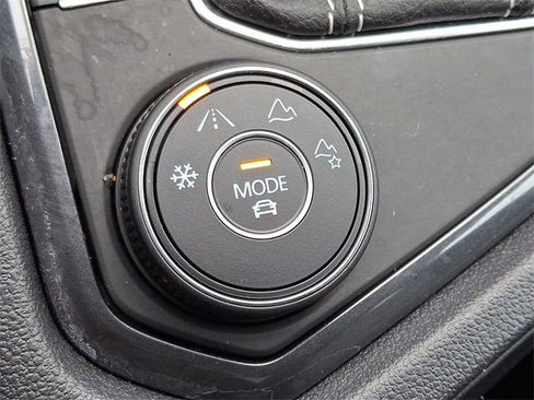 Used 2024 Volkswagen Tiguan SE R-Line image 25