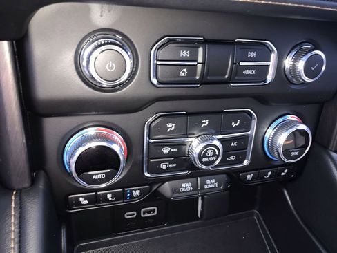 Used 2024 GMC Yukon AT4 w/ Technology Package image 19