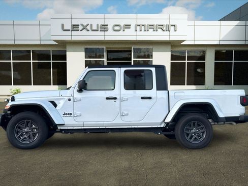 Used 2024 Jeep Gladiator Sport image 2