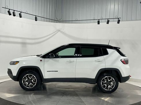 Used 2026 Jeep Compass Trailhawk AWD/4WD image 16