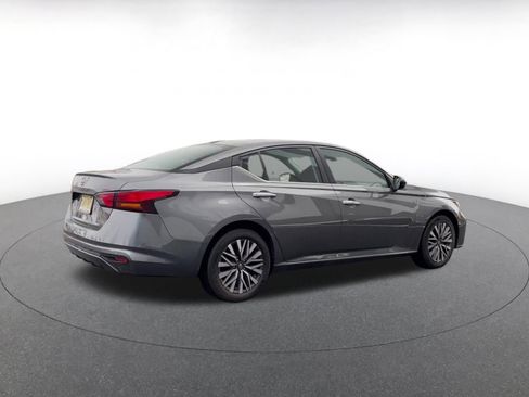 Used 2025 Nissan Altima 2.5 SV FWD image 15