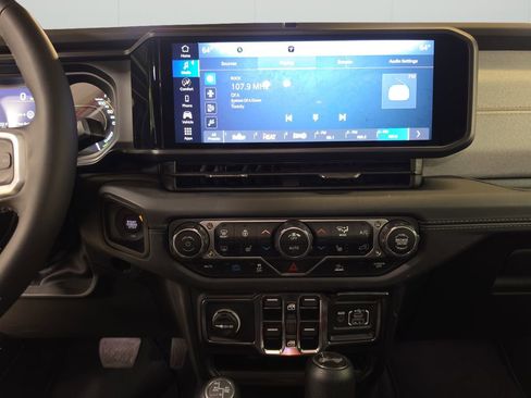 Used 2025 Jeep Wrangler Unlimited Sahara AWD/4WD image 20