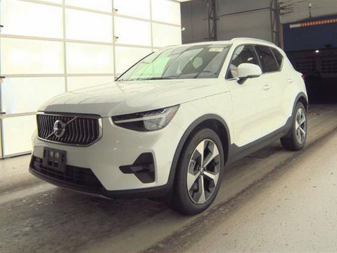 Used 2024 Volvo XC40 B5 Plus w/ Climate Package image 2