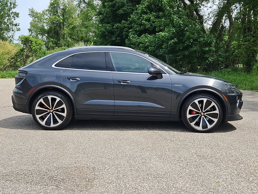Certified 2025 Porsche Macan 4S Electric AWD/4WD image 8