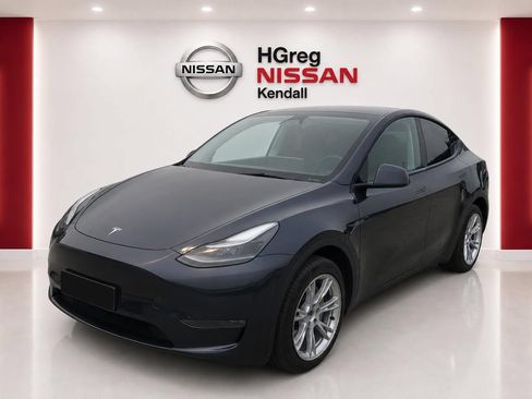 Used 2024 Tesla Model Y 2WD image 3