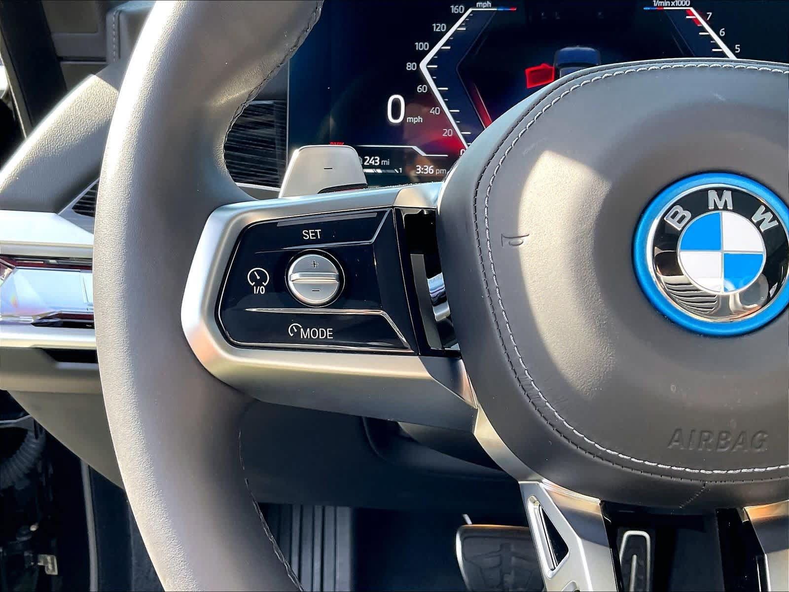 Used 2025 BMW 750e xDrive AWD/4WD image 21