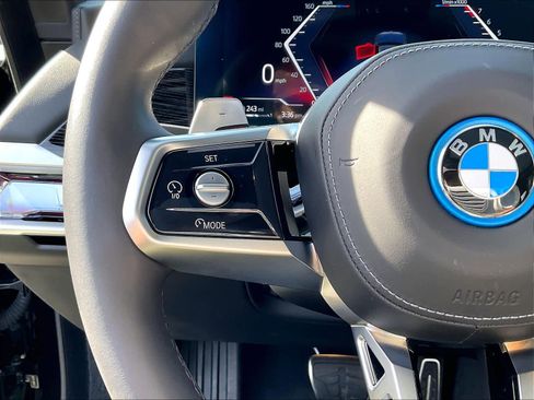 Used 2025 BMW 750e xDrive AWD/4WD image 21