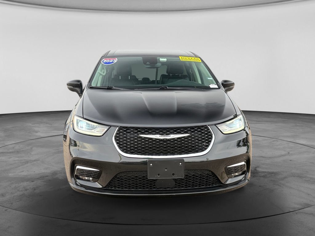 Used 2023 Chrysler Pacifica Touring-L FWD image 3