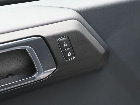 Used 2024 Ford Bronco Badlands image 9