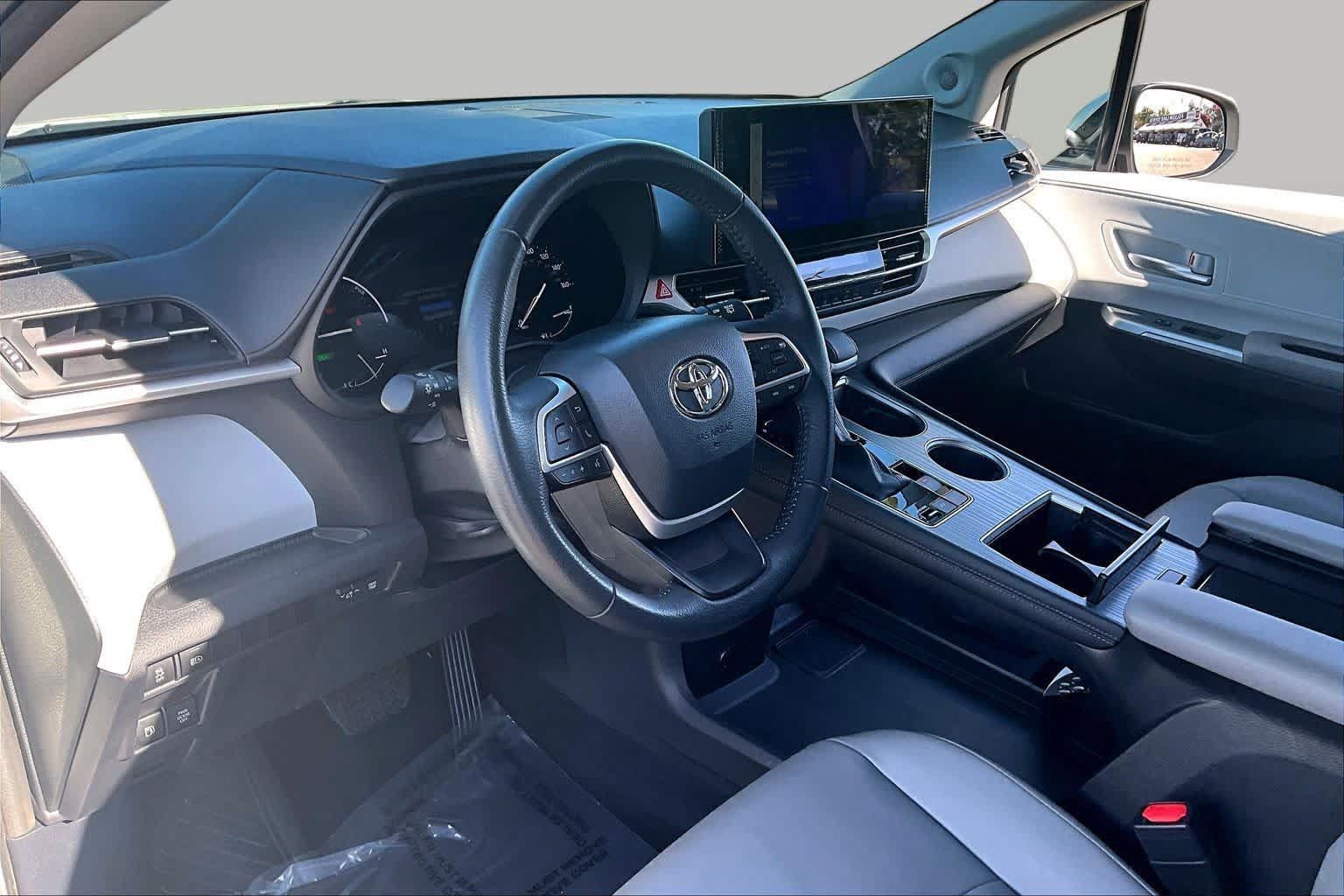 Certified 2025 Toyota Sienna XLE w/ XLE Plus Package AWD/4WD image 17