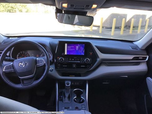 Used 2023 Toyota Highlander XLE FWD image 13