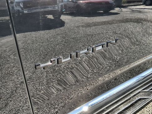 Used 2023 GMC Yukon XL SLT w/ SLT Premium Package image 33