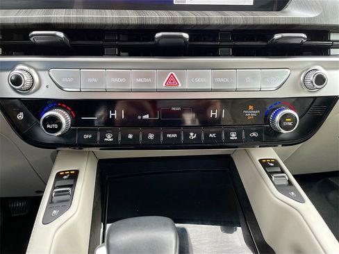 Used 2024 Kia Telluride EX w/ EX Captain's Chair Package image 16