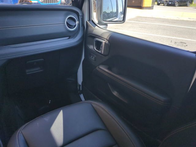 Used 2024 Jeep Wrangler Unlimited Sahara w/ Technology Group AWD/4WD image 17