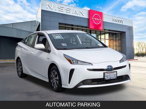 Used 2022 Toyota Prius LE image 2