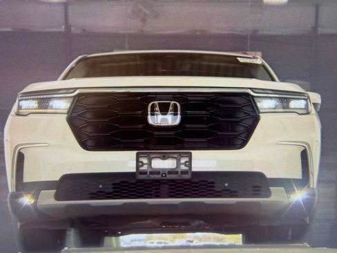 Used 2023 Honda Pilot Touring image 7