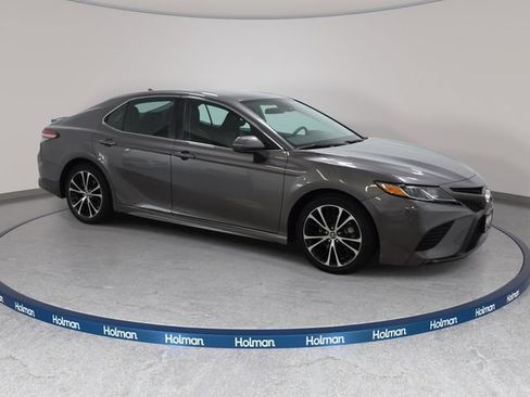 Used 2019 Toyota Camry SE FWD image 4