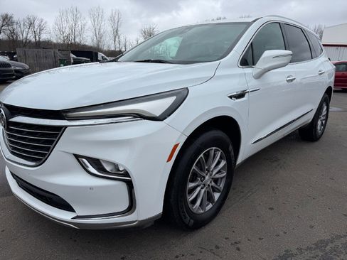 Used 2022 Buick Enclave Essence image 9