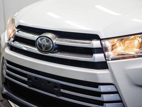 Used 2017 Toyota Highlander Plus w/ Carpet Mat Package image 8