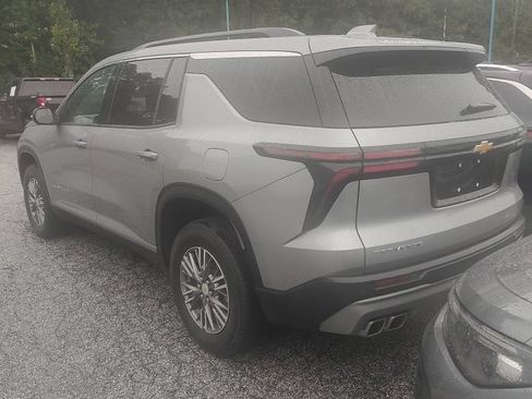 Used 2025 Chevrolet Traverse LT FWD image 3