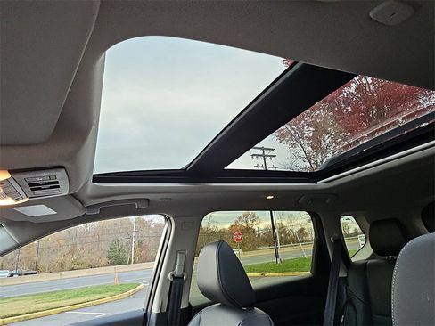 Certified 2025 Nissan Rogue Platinum image 15