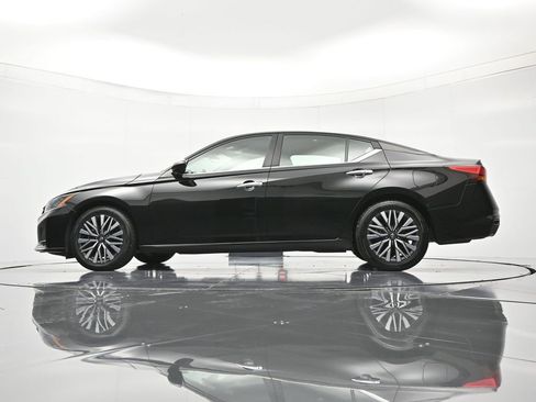 Used 2024 Nissan Altima 2.5 SV FWD image 42