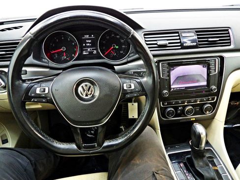 Used 2018 Volkswagen Passat 2.0T R-Line FWD image 17