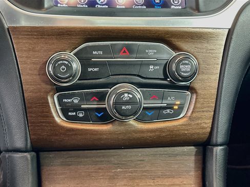 Used 2018 Chrysler 300 C w/ Sun, Sound & Nav Package RWD image 23