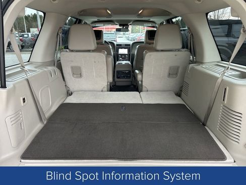 Used 2017 Lincoln Navigator Select image 8