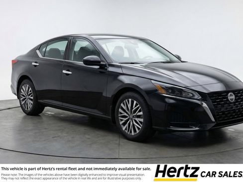 Used 2025 Nissan Altima 2.5 SV image 1