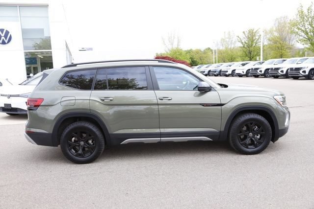Used 2025 Volkswagen Atlas Peak Edition SE AWD/4WD image 2