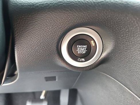 Used 2025 Chrysler Pacifica Select FWD image 16